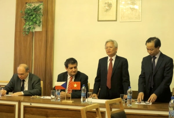 Giám đốc Học viện Chính trị quốc gia Hồ Chí Minh thăm và làm việc tại Cộng hoà Séc