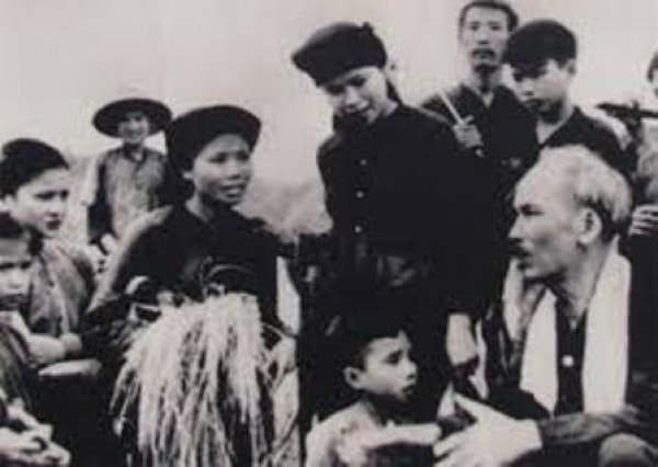 Hồ Chí Minh và phong cách lý luận gắn với thực tiễn