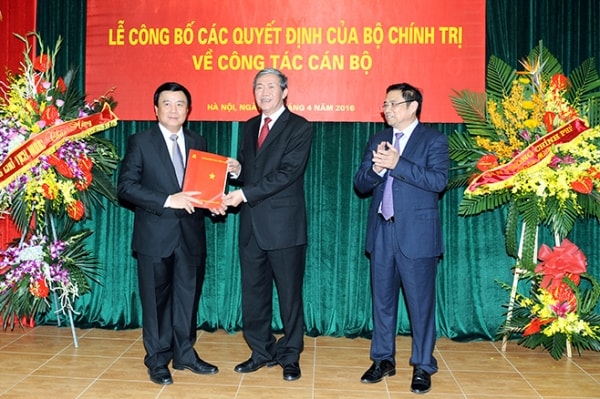 Đồng chí Nguyễn Xuân Thắng nhận quyết định Giám đốc Học viện Chính trị quốc gia Hồ Chí Minh