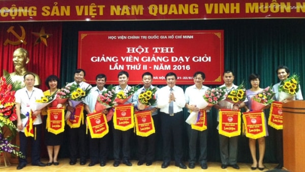 Học tập và vận dụng phong cách diễn đạt của Hồ Chí Minh trong công tác giảng dạy ở trường Đảng
