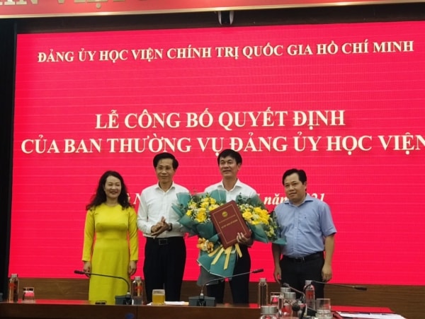Lễ công bố quyết định chuẩn y Bí thư Chi bộ Tạp chí Lý luận chính trị
