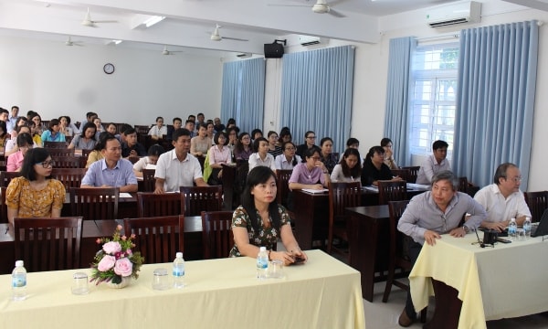 Vận dụng tư tưởng Hồ Chí Minh về học lý luận chính trị vào các trường chính trị