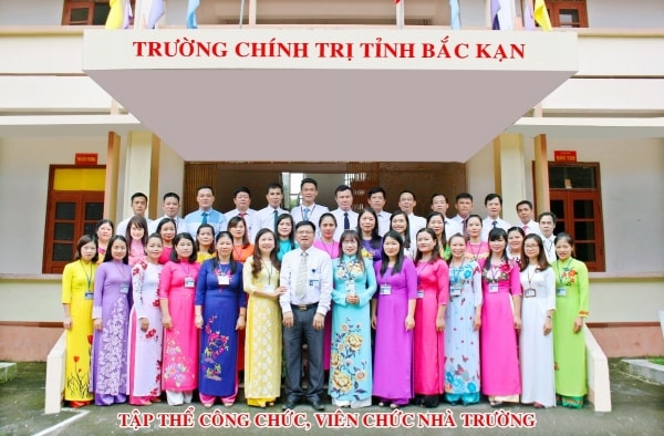 Người thày Trường Đảng trí tuệ, tâm huyết và yêu nghề, phấn đấu rèn luyện sáng chữ tâm, vẹn chữ tài