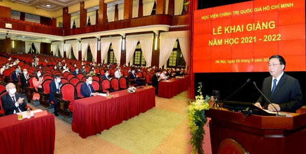 Nêu cao phương châm chỉ đạo “Trọng tâm - Trách nhiệm - Kỷ cương - Nêu gương - Sáng tạo”, quyết tâm thực hiện thắng lợi nhiệm vụ năm học mới