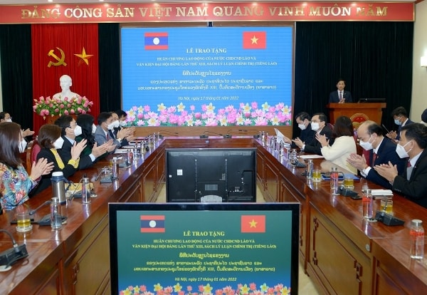 Lễ trao tặng Huân chương Lao động của nước Cộng hòa Dân chủ Nhân dân Lào, Văn kiện Đại hội lần thứ XIII, sách lý luận chính trị (tiếng Lào)