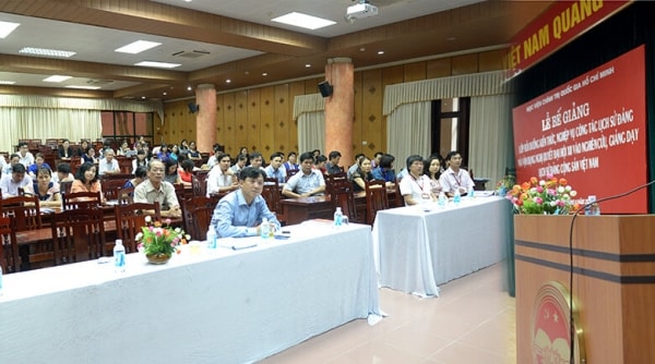 Giảng dạy lịch sử Đảng với bảo vệ nền tảng tư tưởng của Đảng 
