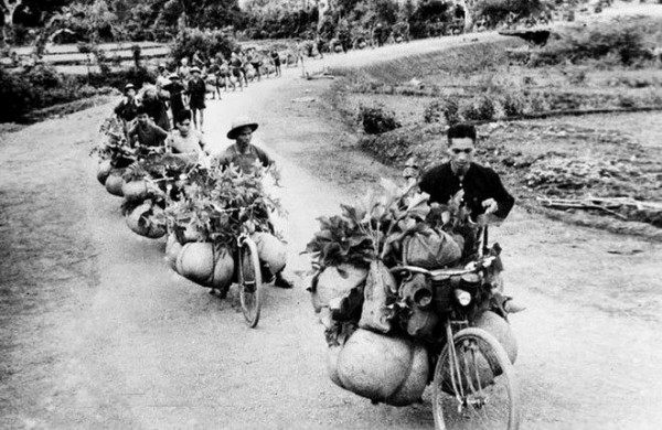 Chủ tịch Hồ Chí Minh và Đảng ta lãnh đạo xây dựng và phát huy thế trận lòng dân trong Chiến dịch Điện Biên Phủ