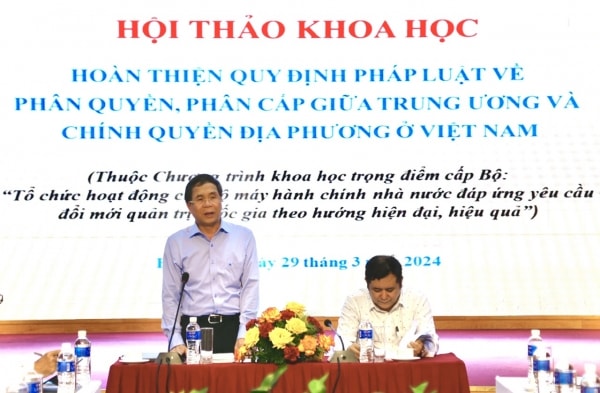 Tiếp tục hoàn thiện pháp luật về phân quyền, phân cấp giữa trung ương và chính quyền địa phương ở Việt Nam hiện nay