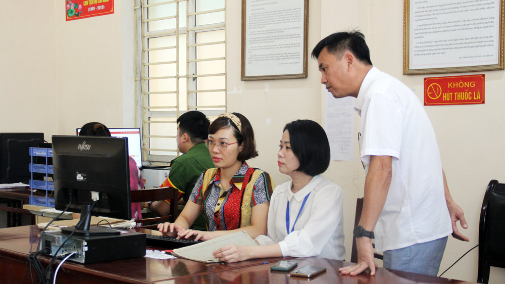 CB-CB phường Gia Sàng (TP. Thái Nguyên) cập nhật thông tin công dân trên Hệ thống Cơ sở dữ liệu quốc gia về dân cư.