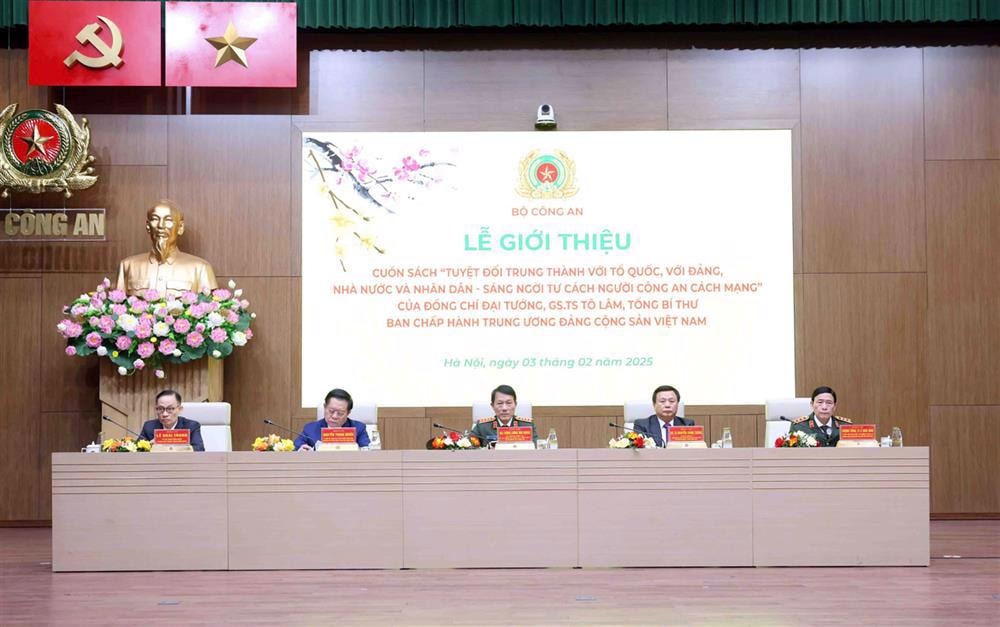 Lễ giới thiệu cuốn sách “Tuyệt đối trung thành với Tổ quốc, với Đảng, Nhà nước và Nhân dân - Sáng ngời tư cách người Công an cách mạng”