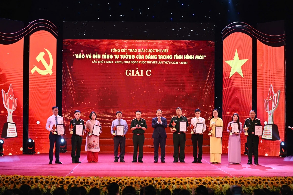 le trao giai cuoc thi viet bao ve nen tang tu tuong cua Dang trong tinh hinh moi hinh anh 6