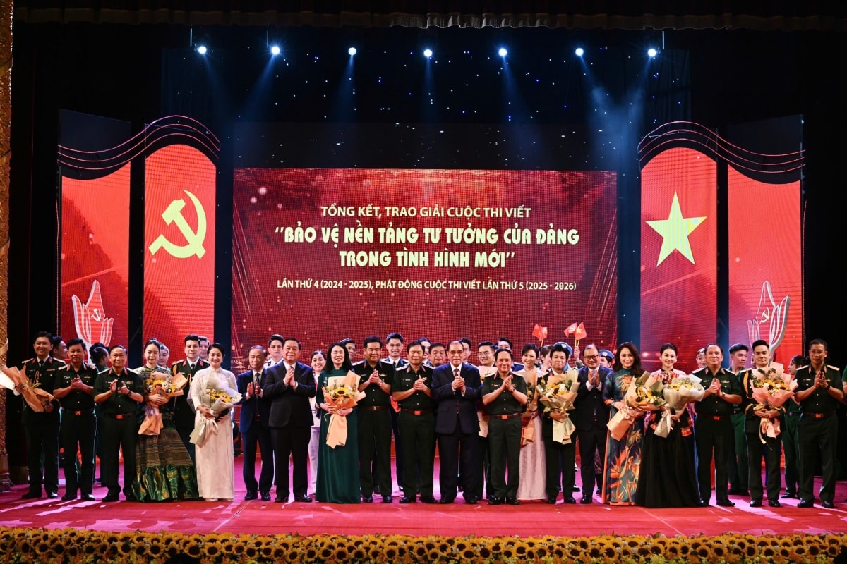 le trao giai cuoc thi viet bao ve nen tang tu tuong cua Dang trong tinh hinh moi hinh anh 9