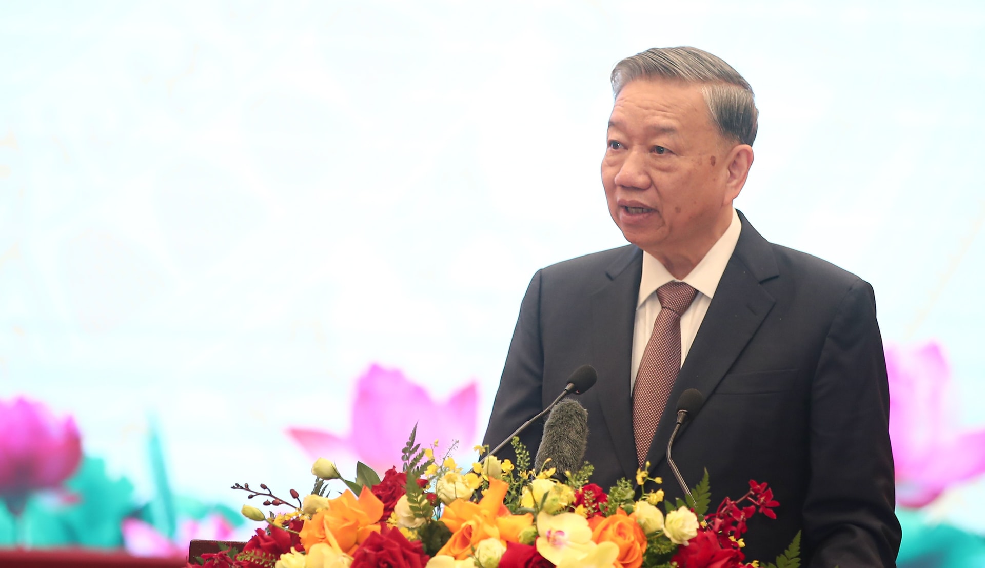 toquoc.mediacdn.vn-280518851207290880-2024-12-30-_chum-anh-tong-bi-thu-to-lam-gap-mat-dai-bieu-van-nghe-si24-17355662601181431341241.jpg