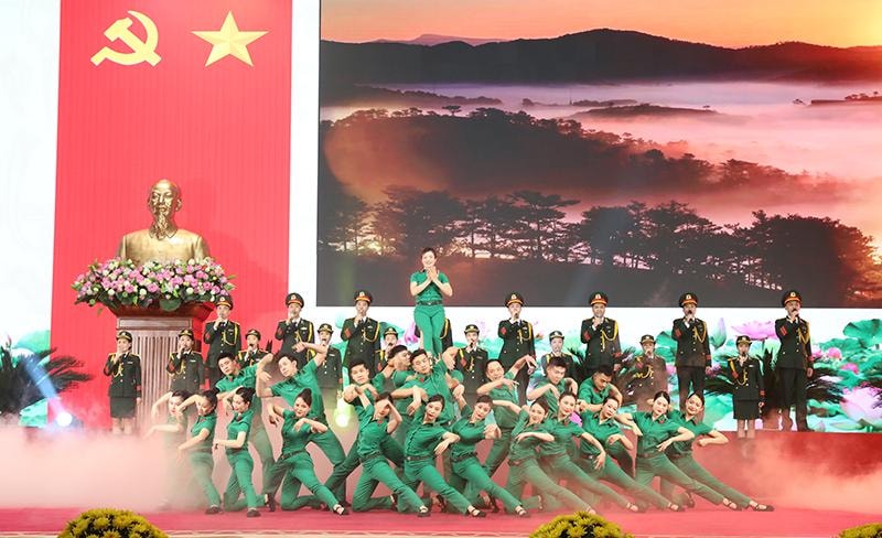 Tiết mục văn nghệ tại buổi gặp mặt. Ảnh: Bộ Quốc phòng