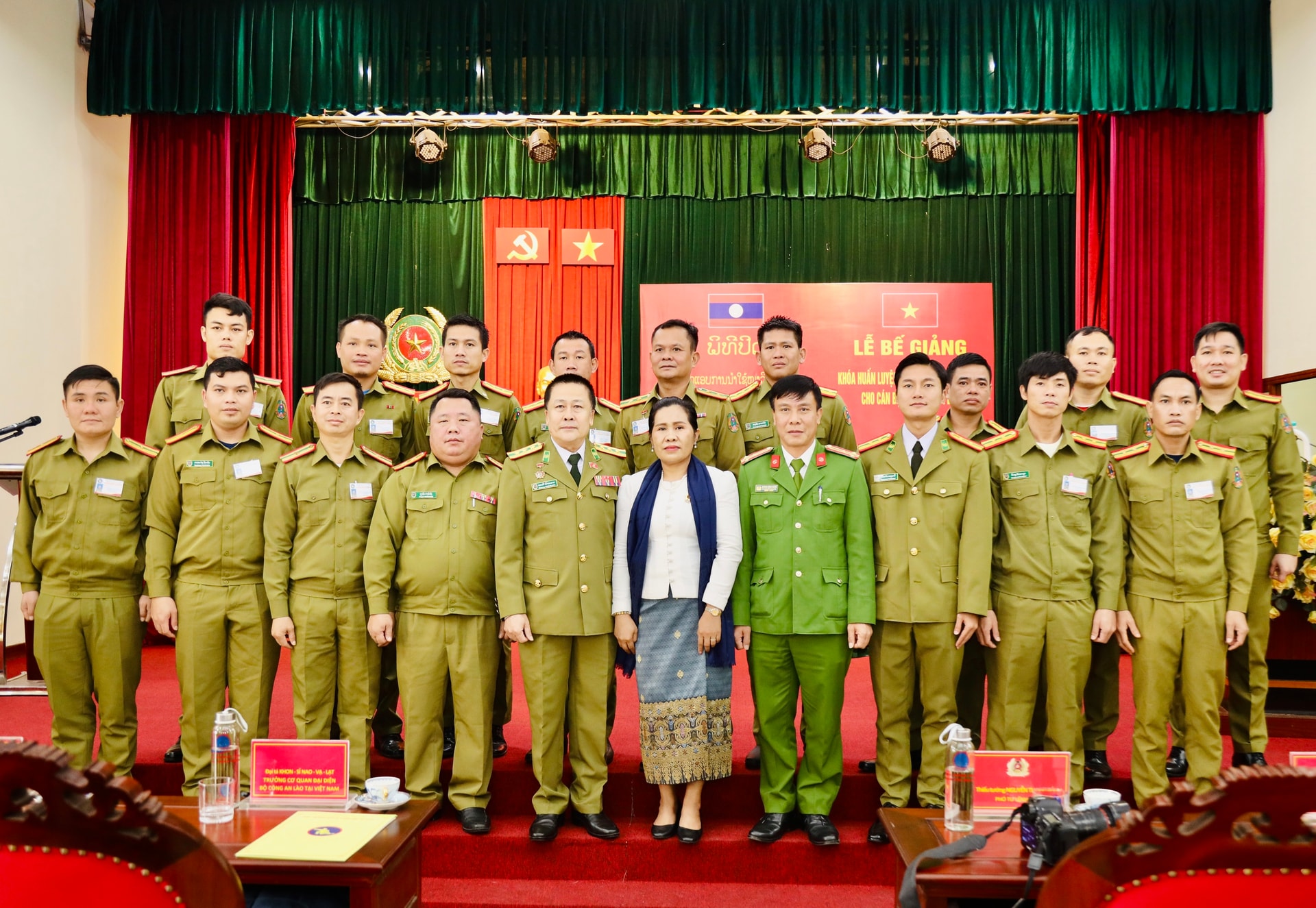 Công an Lào được bồi dưỡng dùng 'khuyển binh', xúc động chia tay ...
