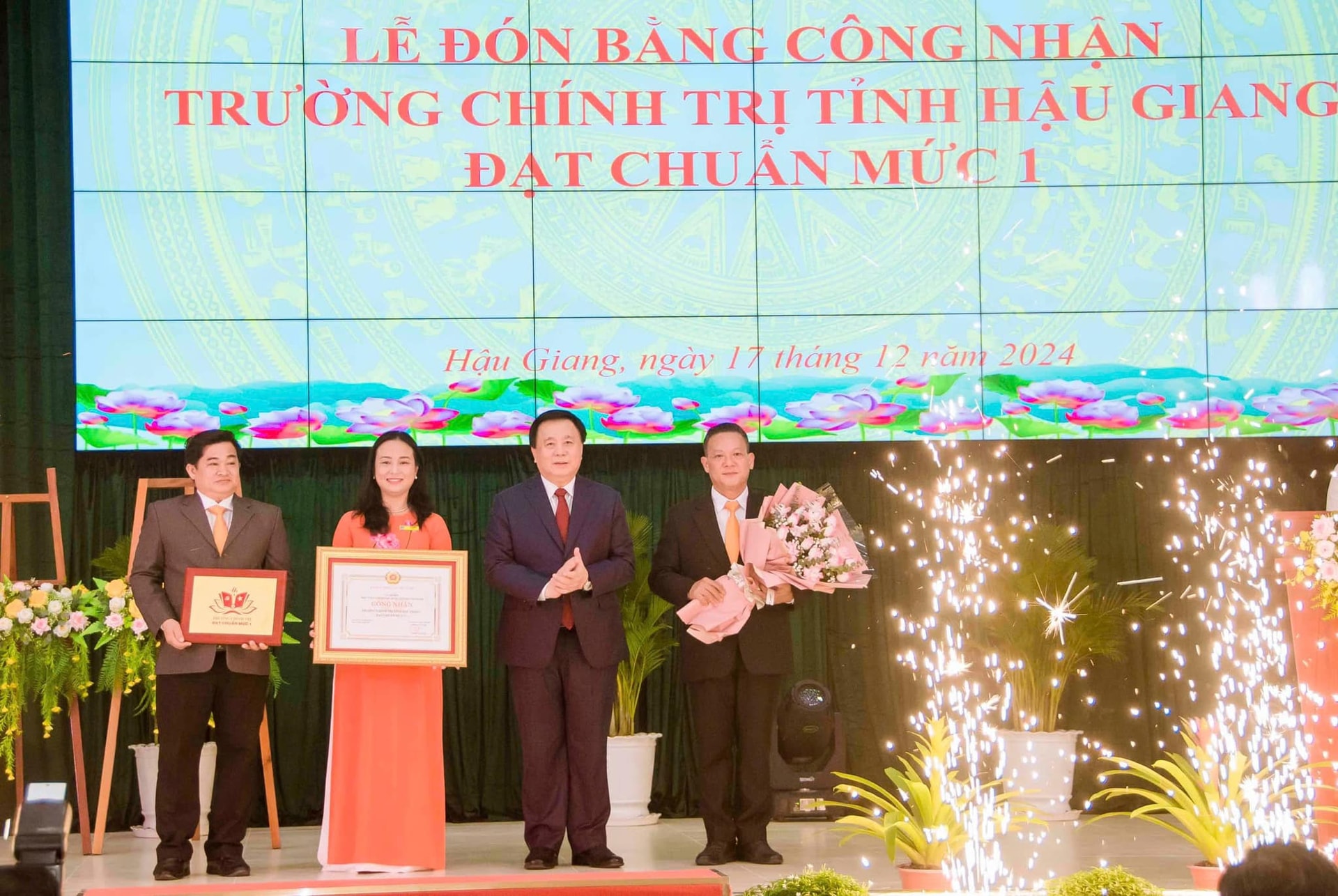 cong-nha-truong-chinh-tri-hau-giang-muc-do1