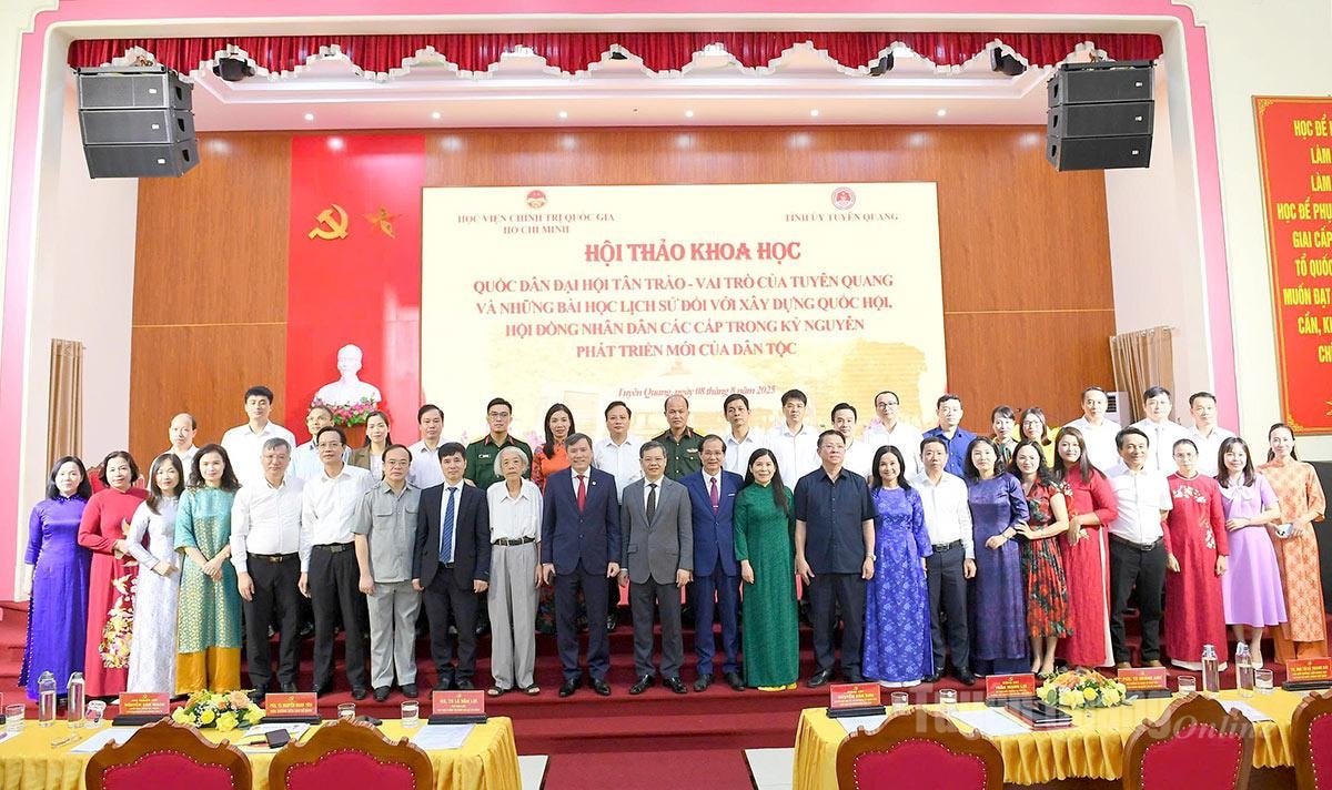 Các đại biểu dự hội thảo khoa học chụp ảnh lưu niệm.