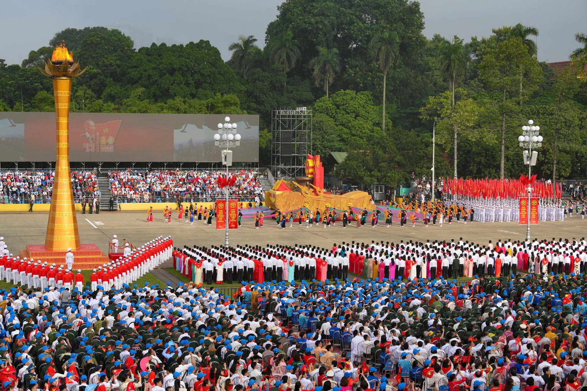 nhandan.vn-special-dienvan_tongbithu_tolam_80namcachmangthangtam_quockhanh-assets-kwccxjqeri-_z6968417260034_ef91f0146b2301f461aab363eb51fb6f-3000x2000.jpg