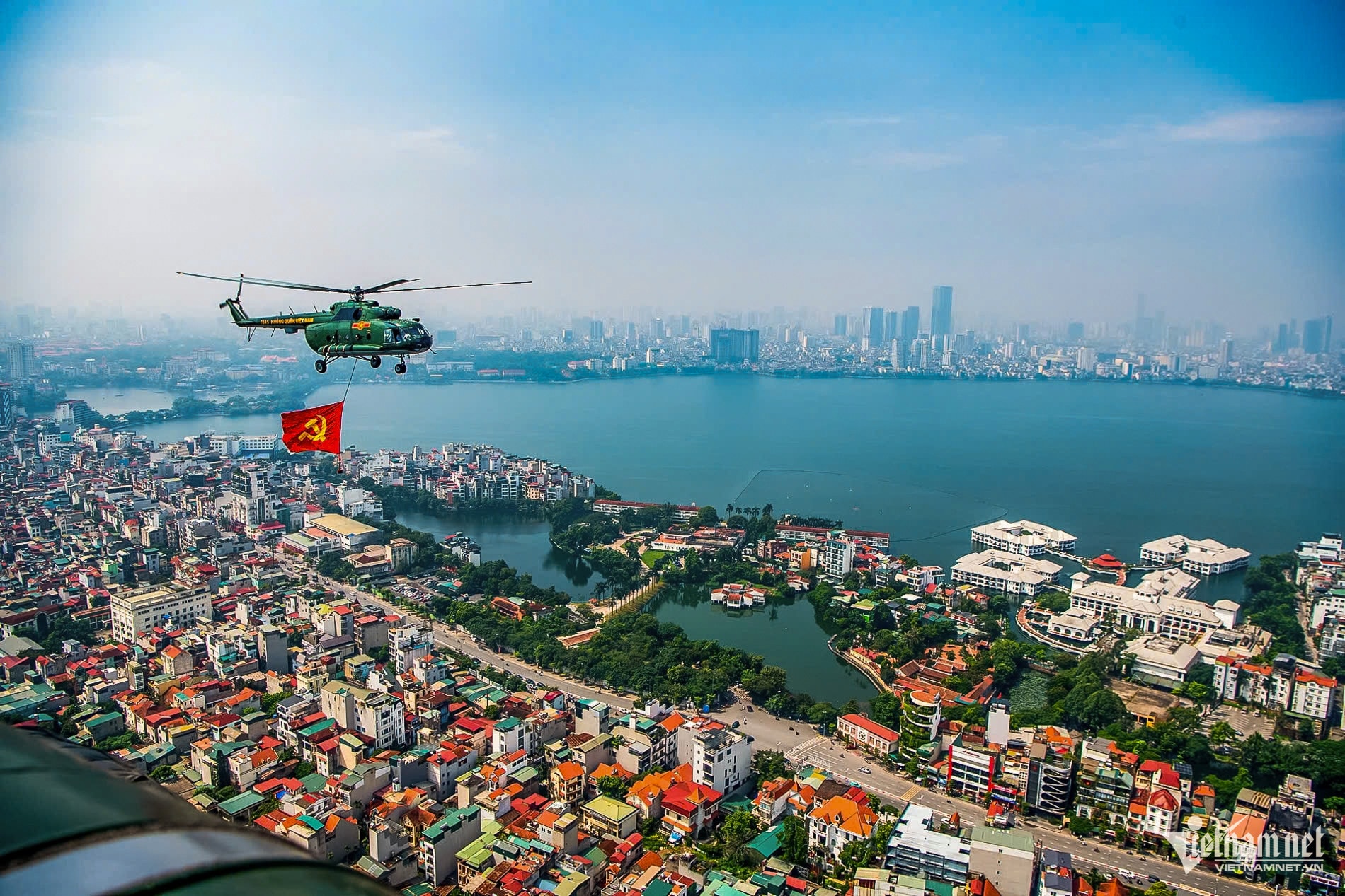 Hà Nội cổ kính và hiện đại dưới bóng cờ nhìn từ trực thăng