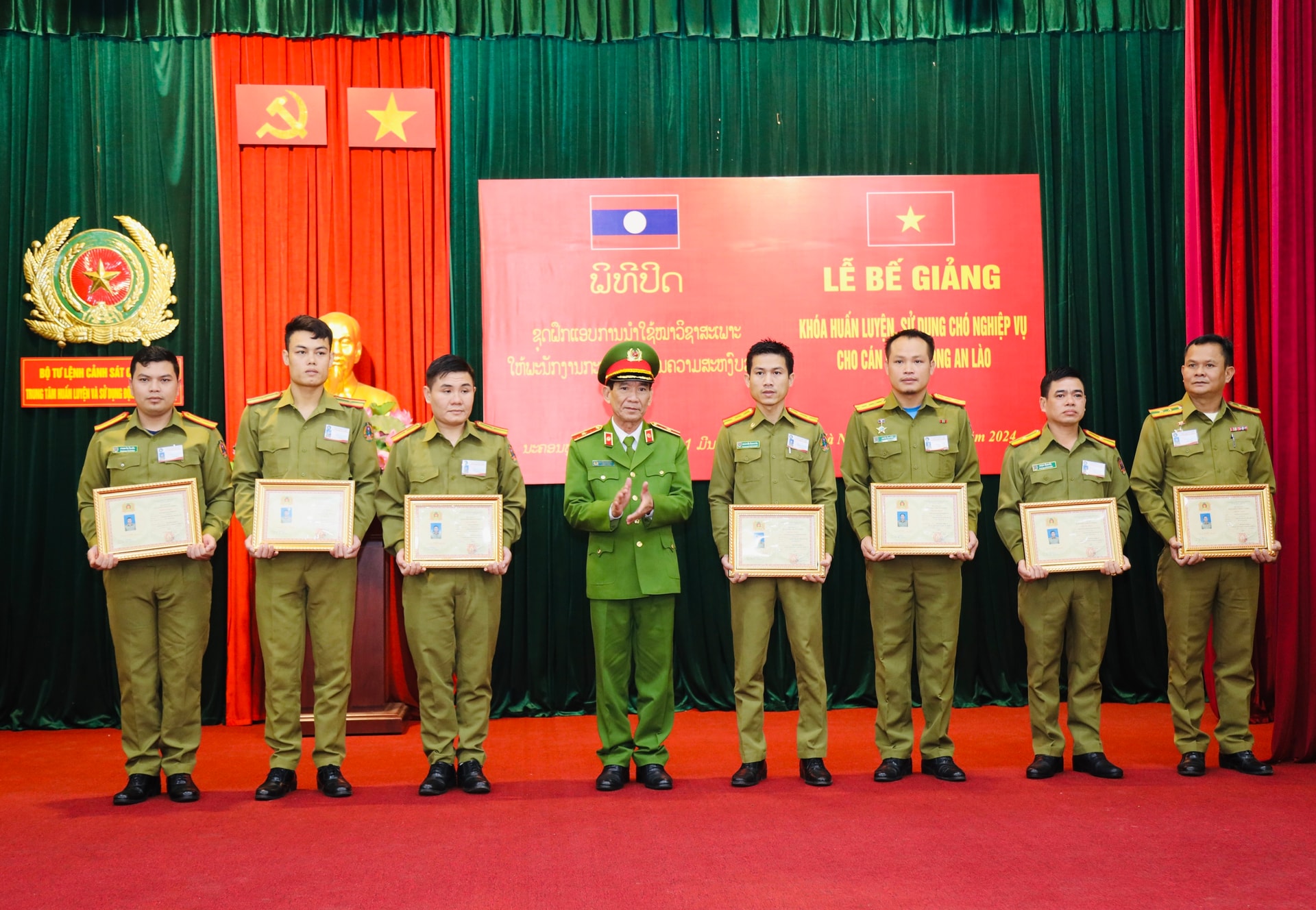 Công an Lào được bồi dưỡng dùng ‘khuyển binh’, xúc động chia tay trong lễ bế giảng- Ảnh 4.