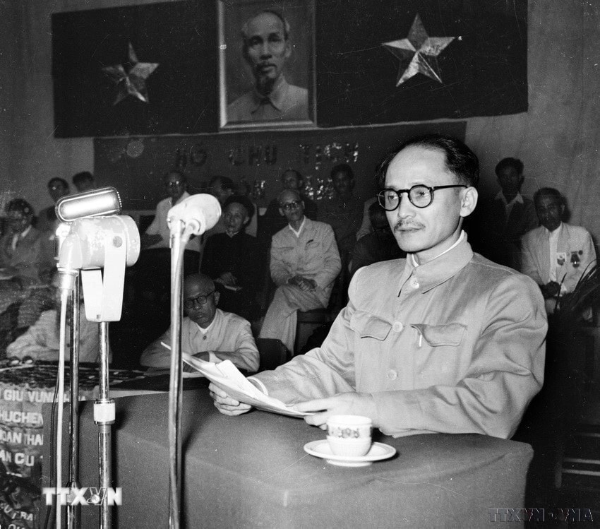 Đồng chí Hoàng Quốc Việt, Chủ tịch Tổng Liên đoàn Lao động Việt Nam đọc tham luận tại Hội nghị Ủy ban Liên Việt toàn quốc (1955). (Ảnh: Văn Lượng/TTXVN)