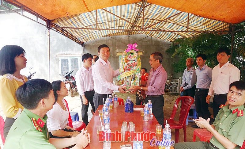 Lãnh đạo 2 xã Bù Nho, Long Hưng và đại diện một số cơ quan, đơn vị tới thăm và tặng quà các giáo xứ, giáo họ trên địa bàn_Ảnh: Báo Bình Phước