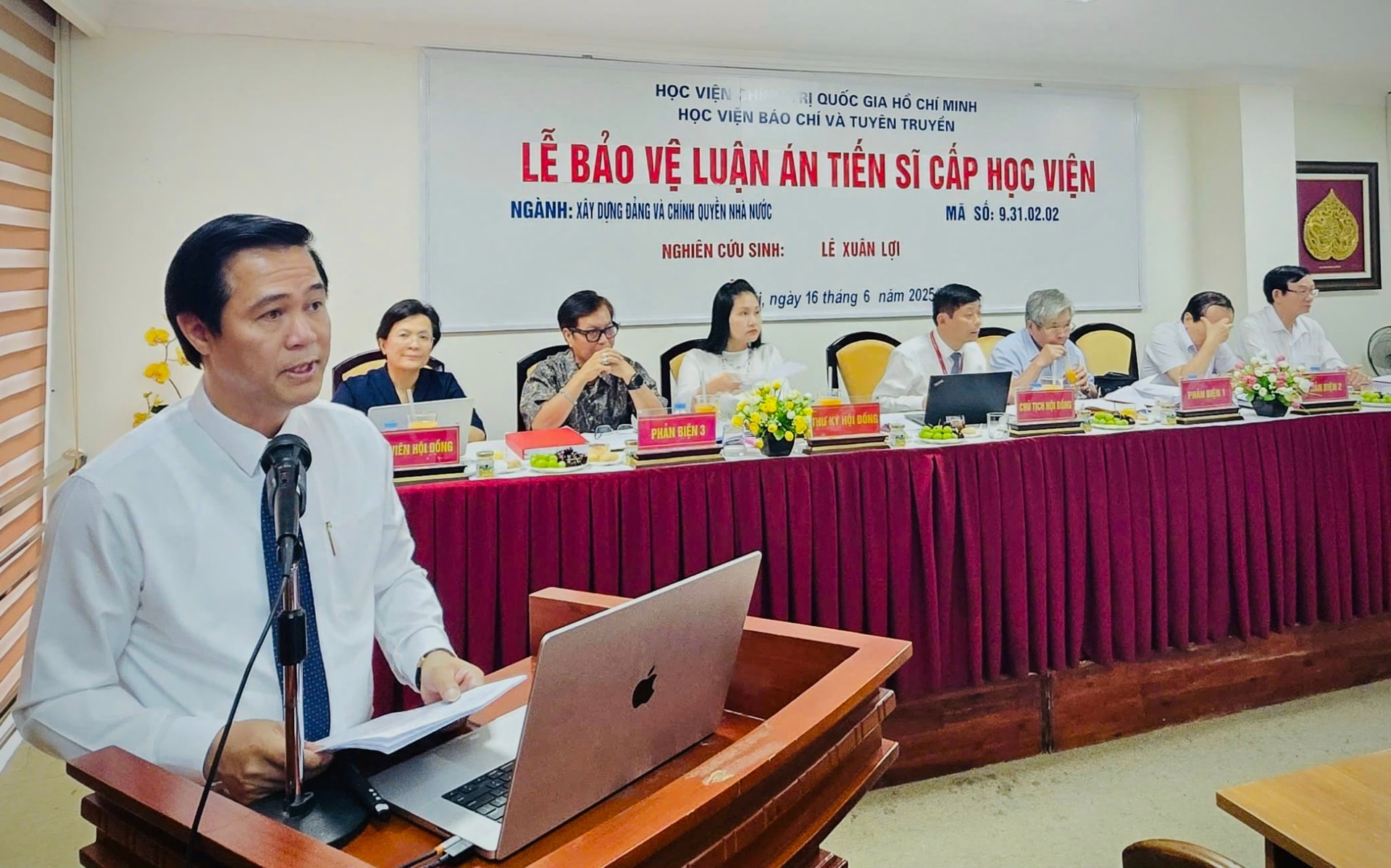 Ảnh 4. Nghiên cứu sinh Lê Xuân Lợi _ Phó CTUBND tỉnh Bắc Ninh bảo vệ Luận án tiến sĩ cấp Học viện