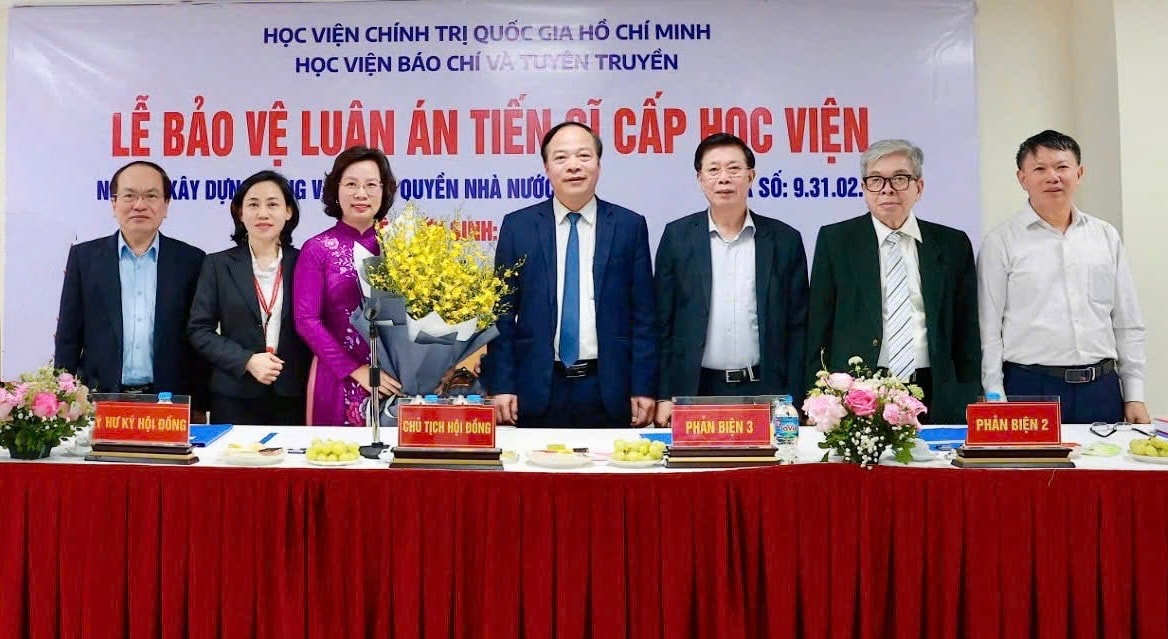 Ảnh 5_ NCS Bùi Huyền Mai - Uỷ viên Ban Thường vụ Thành uỷ Hà Nội chụp ảnh lưu niệm với Hội đồng tại Lễ bảo vệ luận án TS cấp HV 