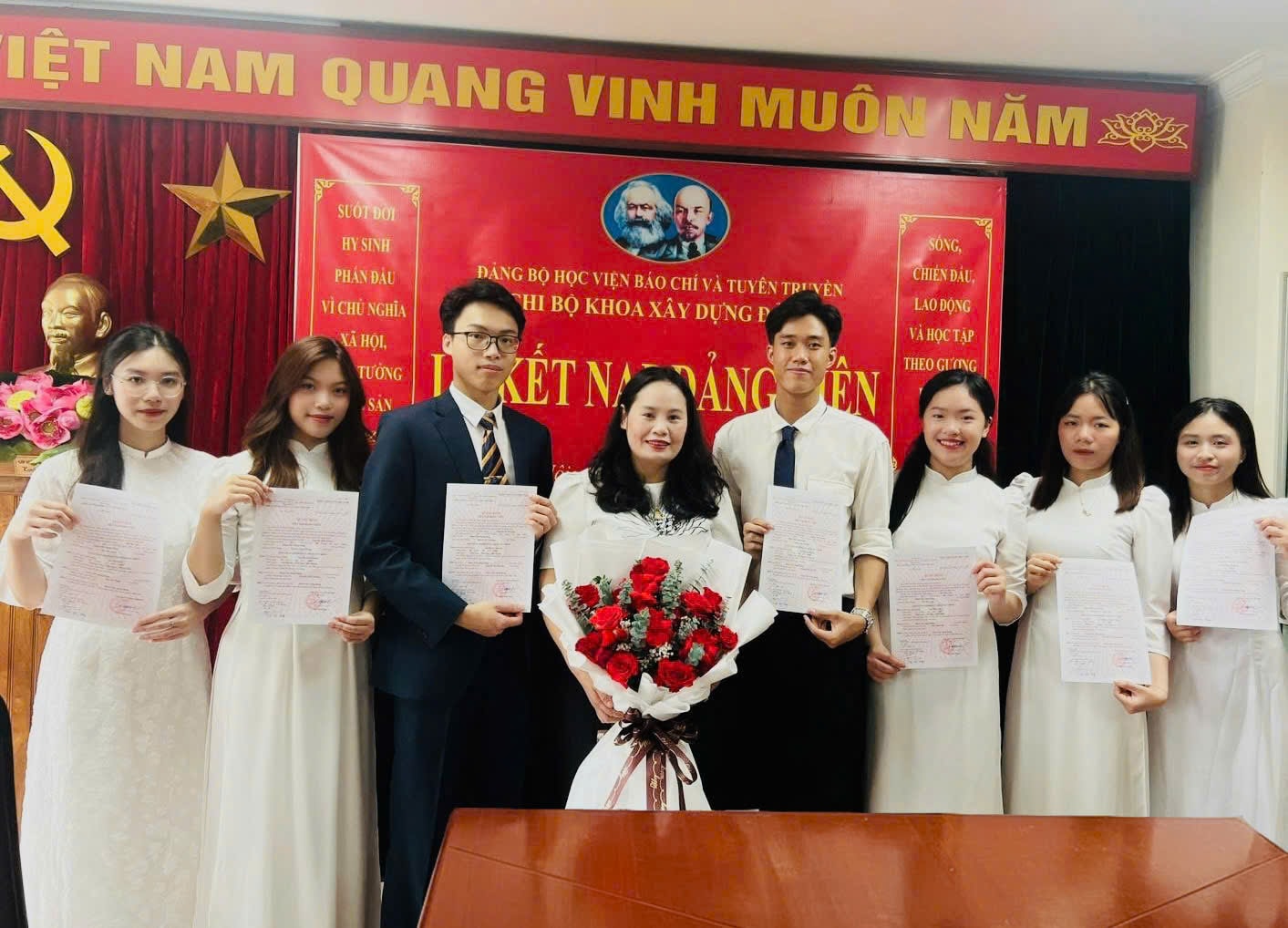 Ảnh 6. Tân đảng viên sinh vien Chi bộ Khoa Xây dựng Đảng chụp ảnh lưu niệm với Bi thư chi bộ tại Lễ kết nạp đảng viên tháng 6,2024