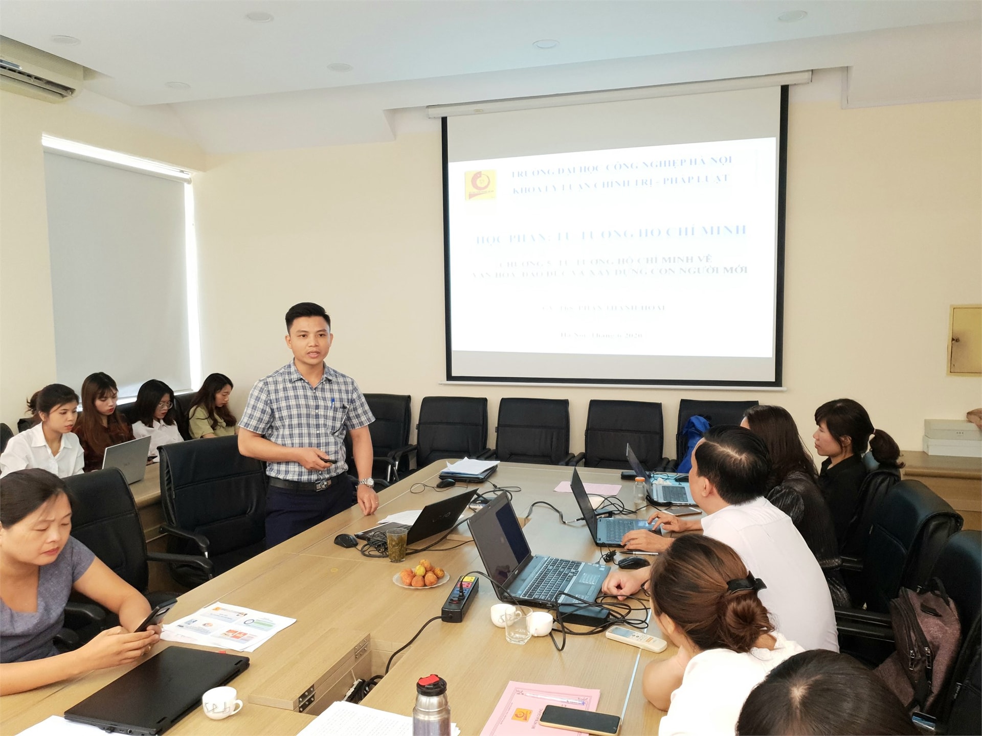 Phát huy vai trò của đội ngũ giảng viên lý luận chính trị ở các trường đại học trong bảo vệ nền tảng tư tưởng của Đảng