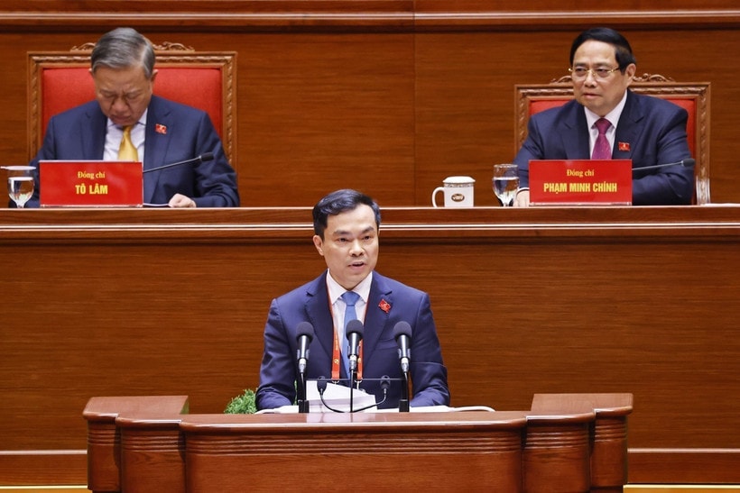 Đồng chí Nguyễn Mạnh Hùng, Phó Giám đốc Học viện Chính trị quốc gia Hồ Chí Minh, trình bày tham luận “Hoàn thiện lý luận về đường lối đổi mới của Đảng trong kỷ nguyên vươn mình của dân tộc”. (Ảnh: TTXVN)