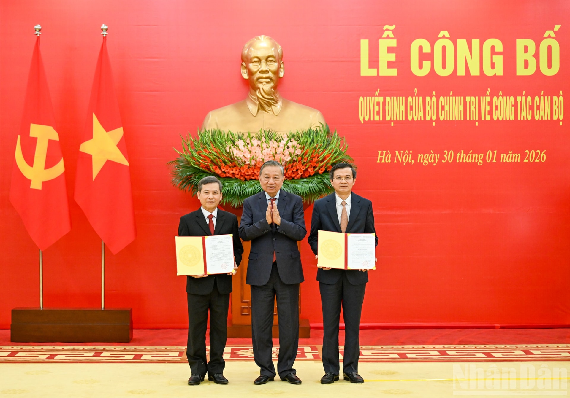 Tổng Bí thư Tô Lâm trao Quyết định của Bộ Chính trị cho các đồng chí Lê Minh Trí và Đoàn Minh Huấn.(Ảnh: DUY LINH)