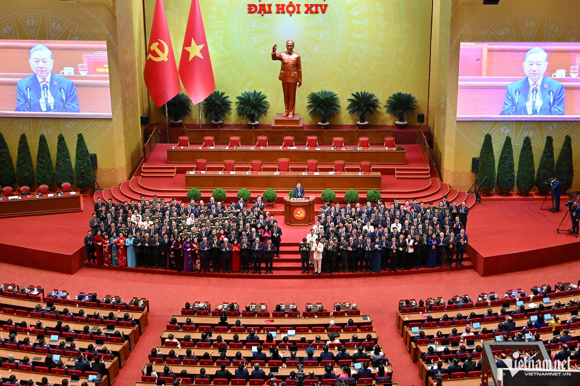 Nhận diện sớm để tranh thủ thời cơ, vượt qua thách thức, thực hiện thắng lợi Nghị quyết Đại hội XIV của Đảng