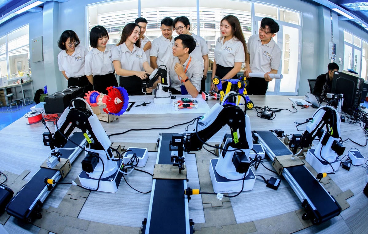 Breakthrough solutions in policies for training, attracting and utilizing talents to develop science, technology and renovation