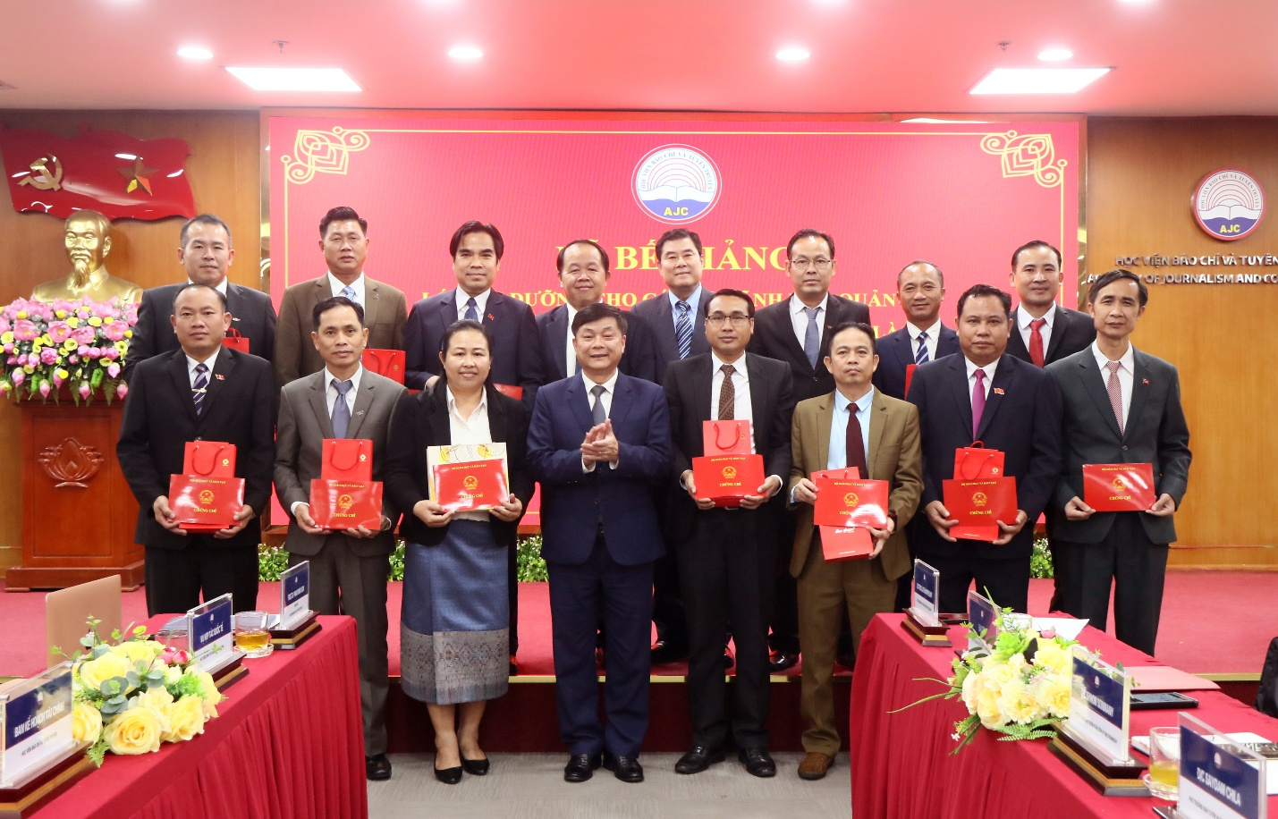 Tư tưởng Cay xỏn Phômvihản về đào tạo, bồi dưỡng cán bộ và ý nghĩa trong công cuộc đổi mới ở Lào hiện nay