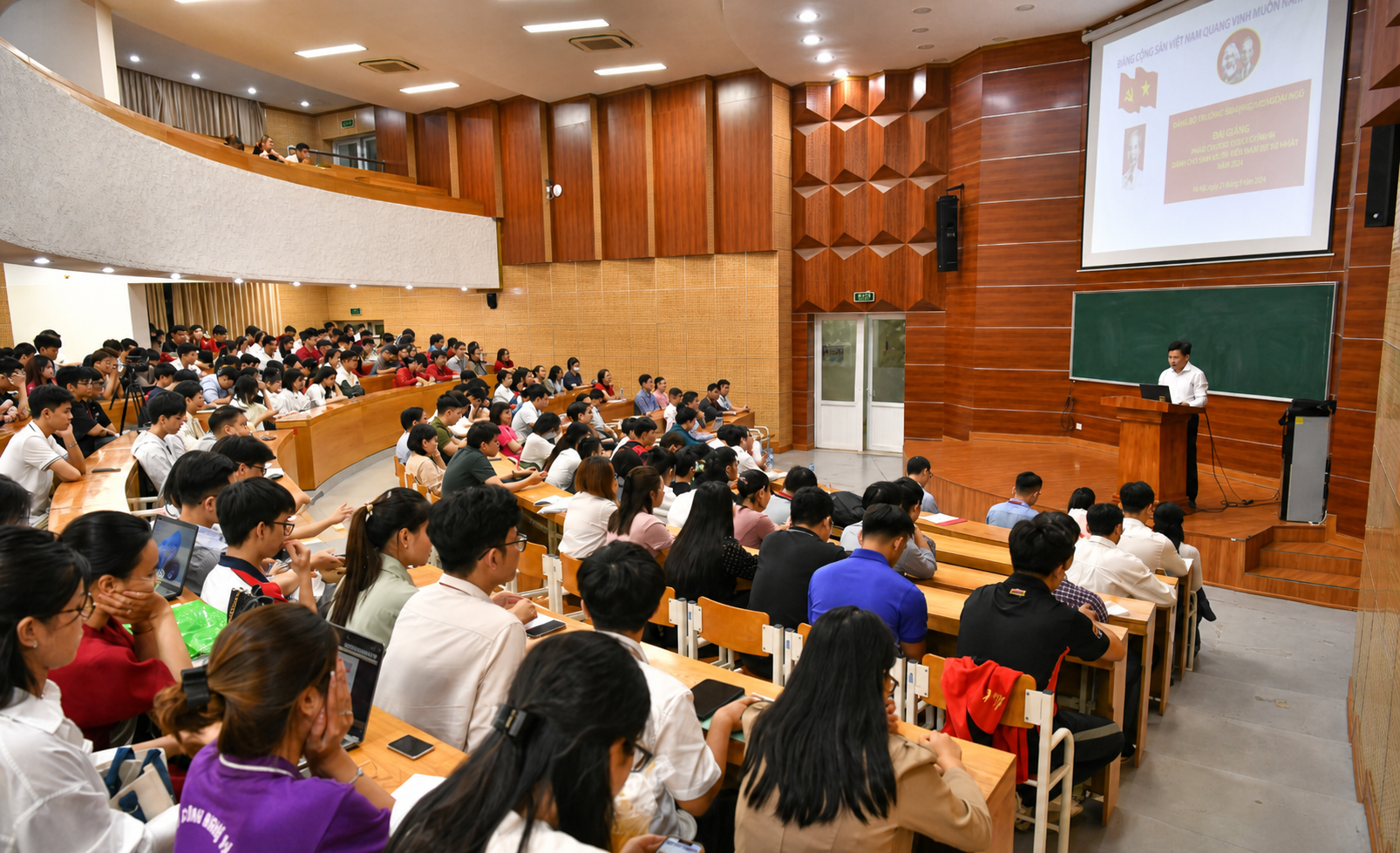 Giảng viên lý luận chính trị với nâng cao ý thức, trách nhiệm bảo vệ nền tảng tư tưởng của Đảng cho sinh viên trong bối cảnh chuyển đổi số