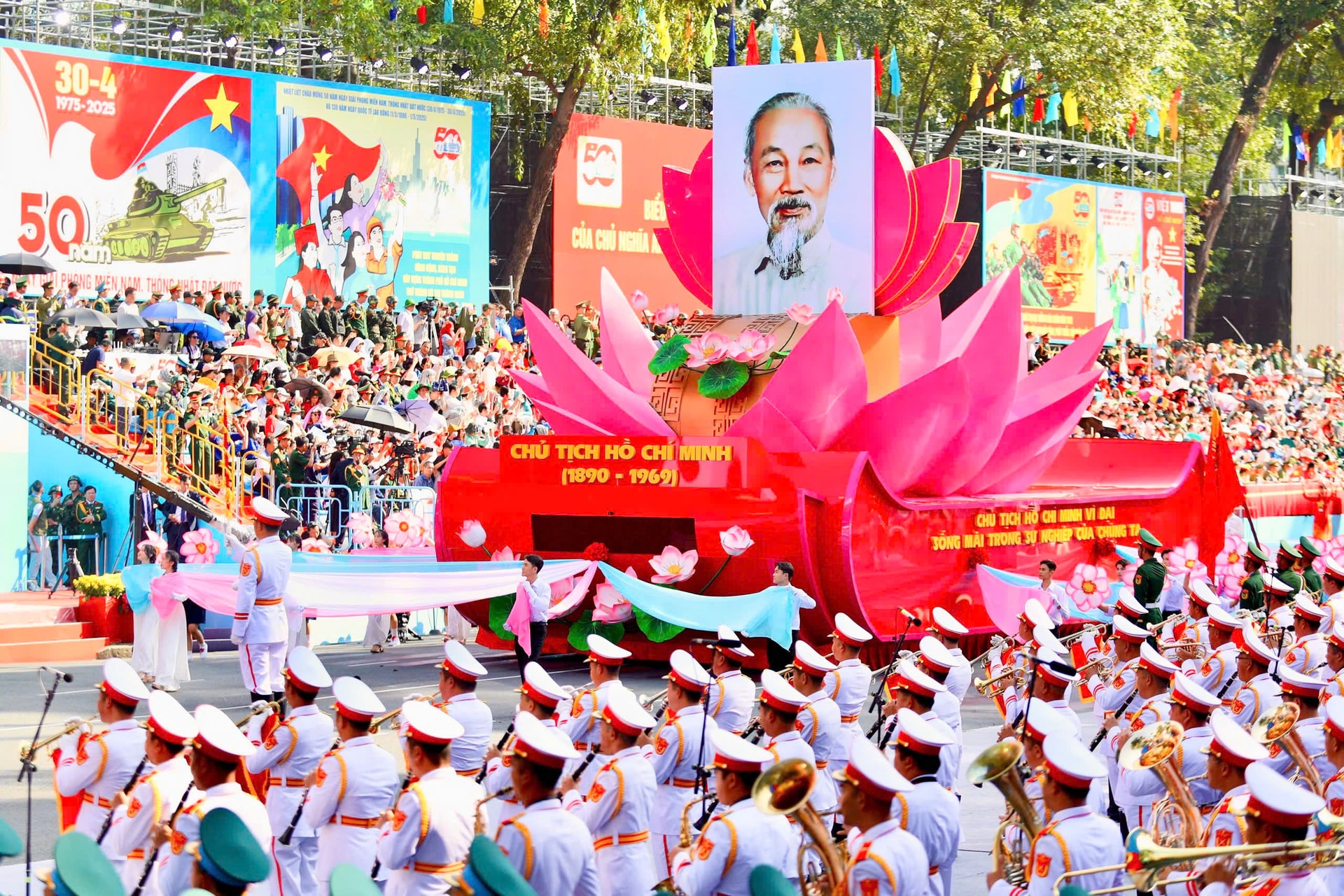 ÁNH SÁNG HỒ CHÍ MINH SOI ĐƯỜNG CHO CHÚNG TA ĐI