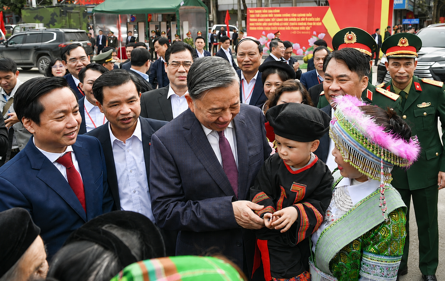 Nghe dân nói - nói dân hiểu - làm dân tin: cơ chế hình thành và củng cố niềm tin chính trị của nhân dân