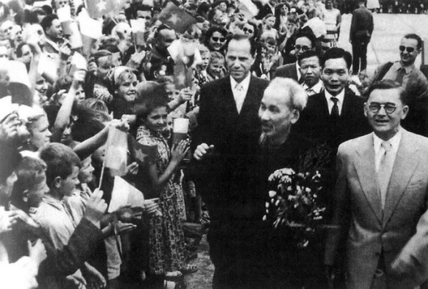 Vận dụng tư tưởng Hồ Chí Minh về đoàn kết quốc tế, giữ vững hòa bình, ổn định và phát triển trong bối cảnh hiện nay