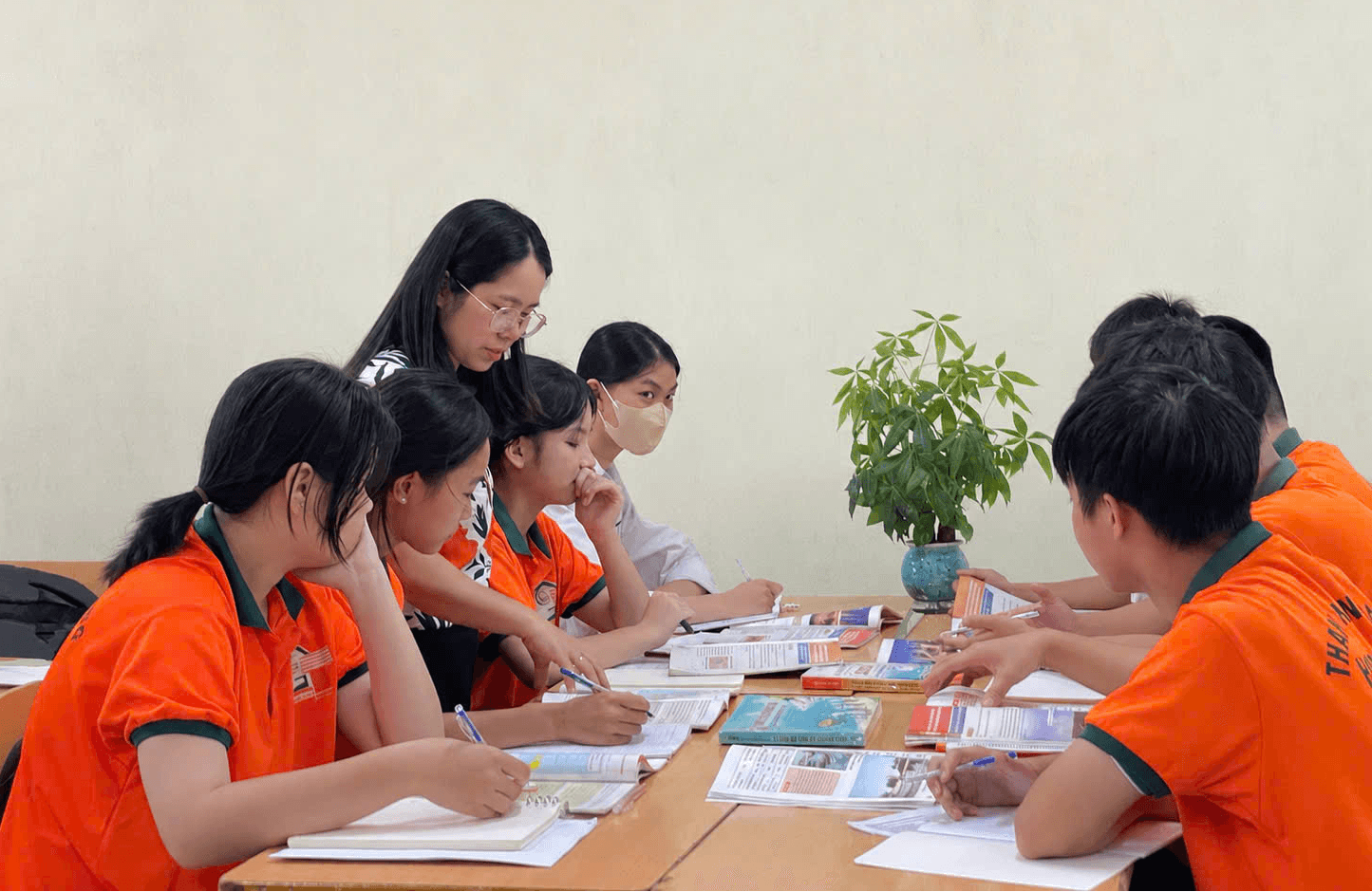 Vai trò của giáo viên lịch sử ở trường trung học phổ thông trong giáo dục chính trị, tư tưởng