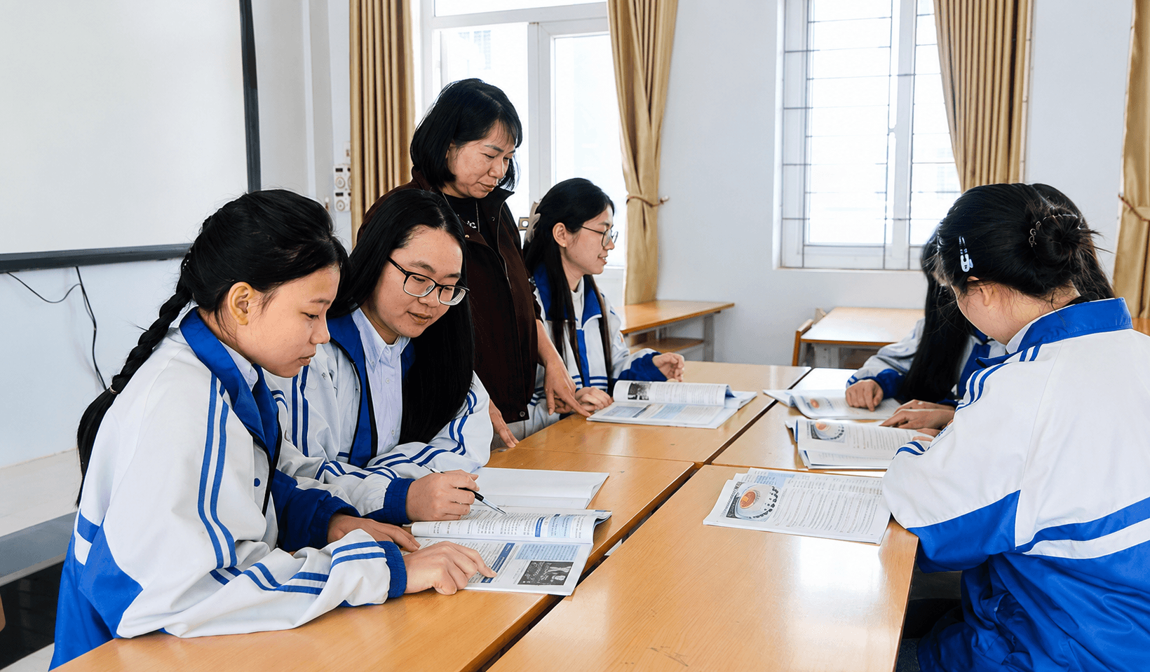 Vai trò của giáo viên lịch sử ở trường trung học phổ thông trong giáo dục chính trị, tư tưởng