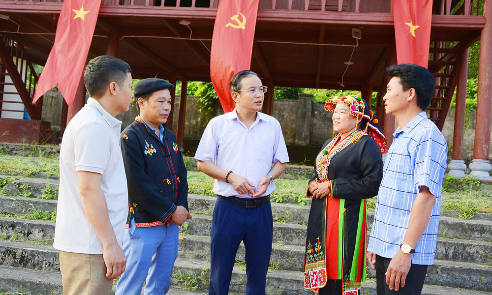 img.baobacninhtv.vn-medias-565-2026-05-18-_dong-chi-le-duc-thang-bi-thu-dang-uy-xa-tay-yen-tu-trao-doi-voi-can-bo-dang-vien.jpg