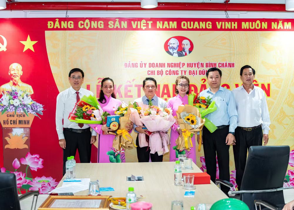 Những thuận lợi và khó khăn trong công tác xây dựng Đảng trong doanh nghiệp ngoài khu vực nhà nước ở Thành phố Hồ Chí Minh hiện nay