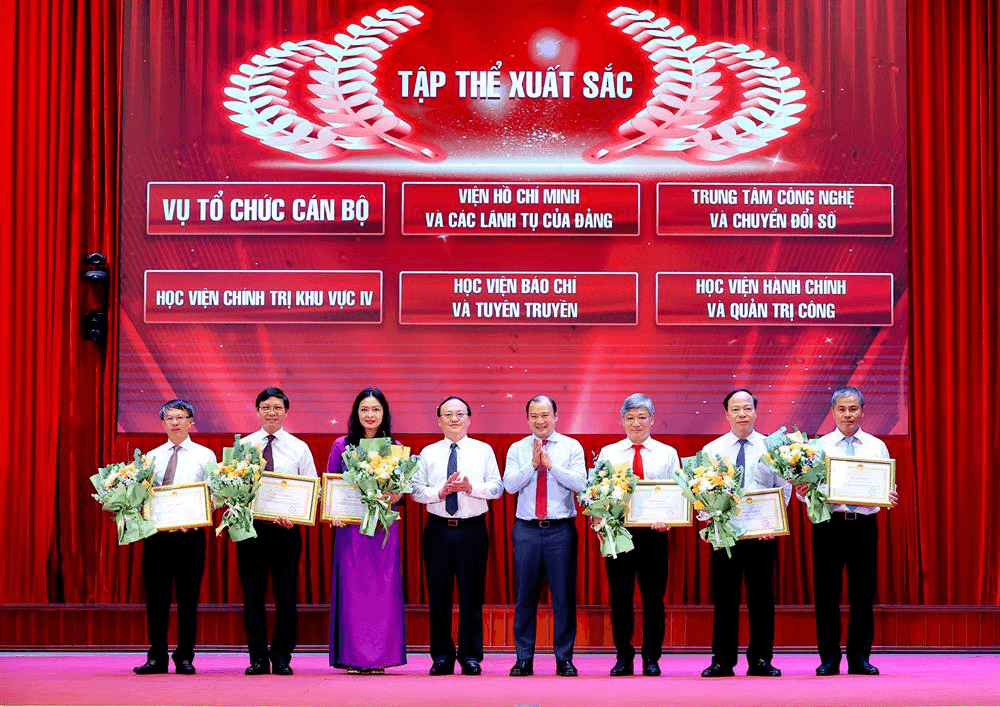3 PGS,TS Lê Hải Bình và đồng chí Đỗ Tiến Sỹ trao giải cho các tập thể có thành tích xuất sắc trong triển khai Cuộc thi chính luận về bảo vệ nền tảng tư tưởng của Đảng, lần thứ Sáu, năm 2026