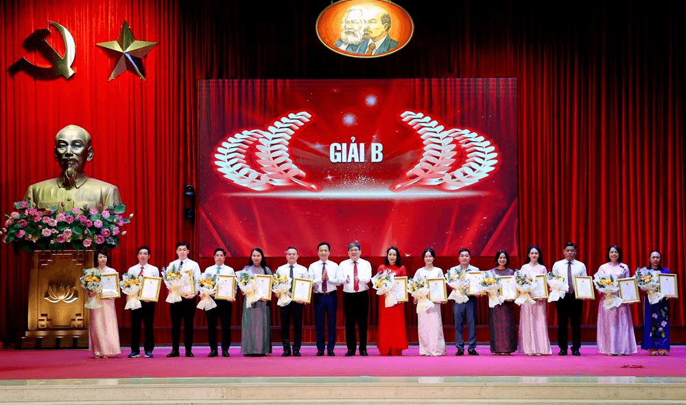 5 PGS,TS Nguyễn Duy Bắc và đồng chí Lại Xuân Lâm trao giải B cho các cá nhân đạt giải tại Cuộc thi chính luận về bảo vệ nền tảng tư tưởng của Đảng, lần thứ Sáu, năm 2026