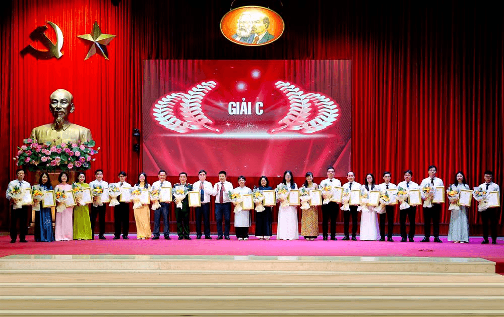 6vĐồng chí Phạm Minh Tuấn và đồng chí Quế Đình Nguyên trao giải C cho các cá nhân đạt giải tại Cuộc thi chính luận về bảo vệ nền tảng tư tưởng của Đảng, lần thứ Sáu, năm 2026