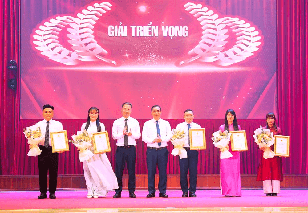 8 Đồng chí Nguyễn Tường Lâm và đồng chí Vũ Đức Tú trao giải Triển vọng cho cá nhân đạt giải tại Cuộc thi chính luận về bảo vệ nền tảng tư tưởng của Đảng, lần thứ Sáu, năm 2026