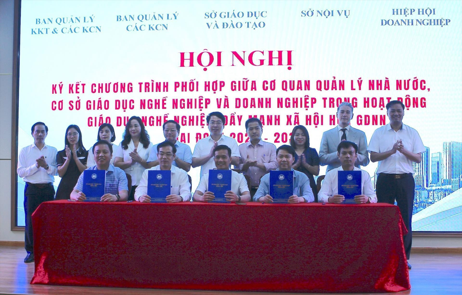 Tăng cường sự lãnh đạo của các tỉnh ủy vùng đồng bằng sông Hồng đối với công tác phát triển nguồn nhân lực