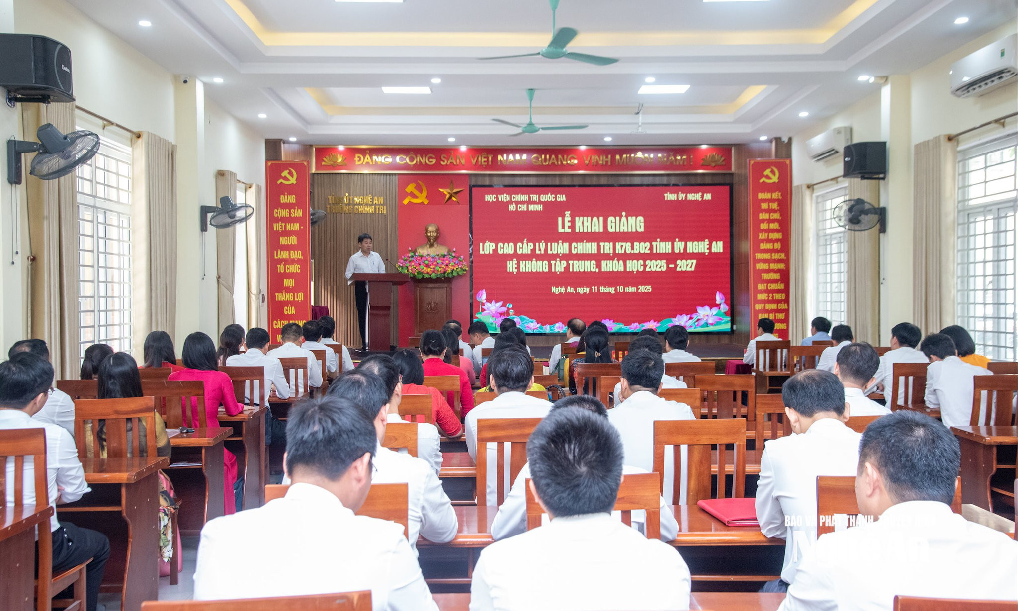 Phát triển khung phương pháp xử lý tình huống trong bồi dưỡng cán bộ lãnh đạo, quản lý theo định hướng phát triển năng lực