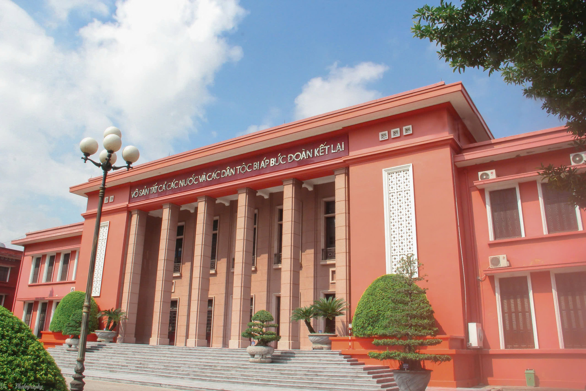 The Ho Chi Minh National Academy of Politics links theoretical research and practical summarization with providing scientific arguments, advising on planning guidelines and policies, contributing to bringing the country into a new era